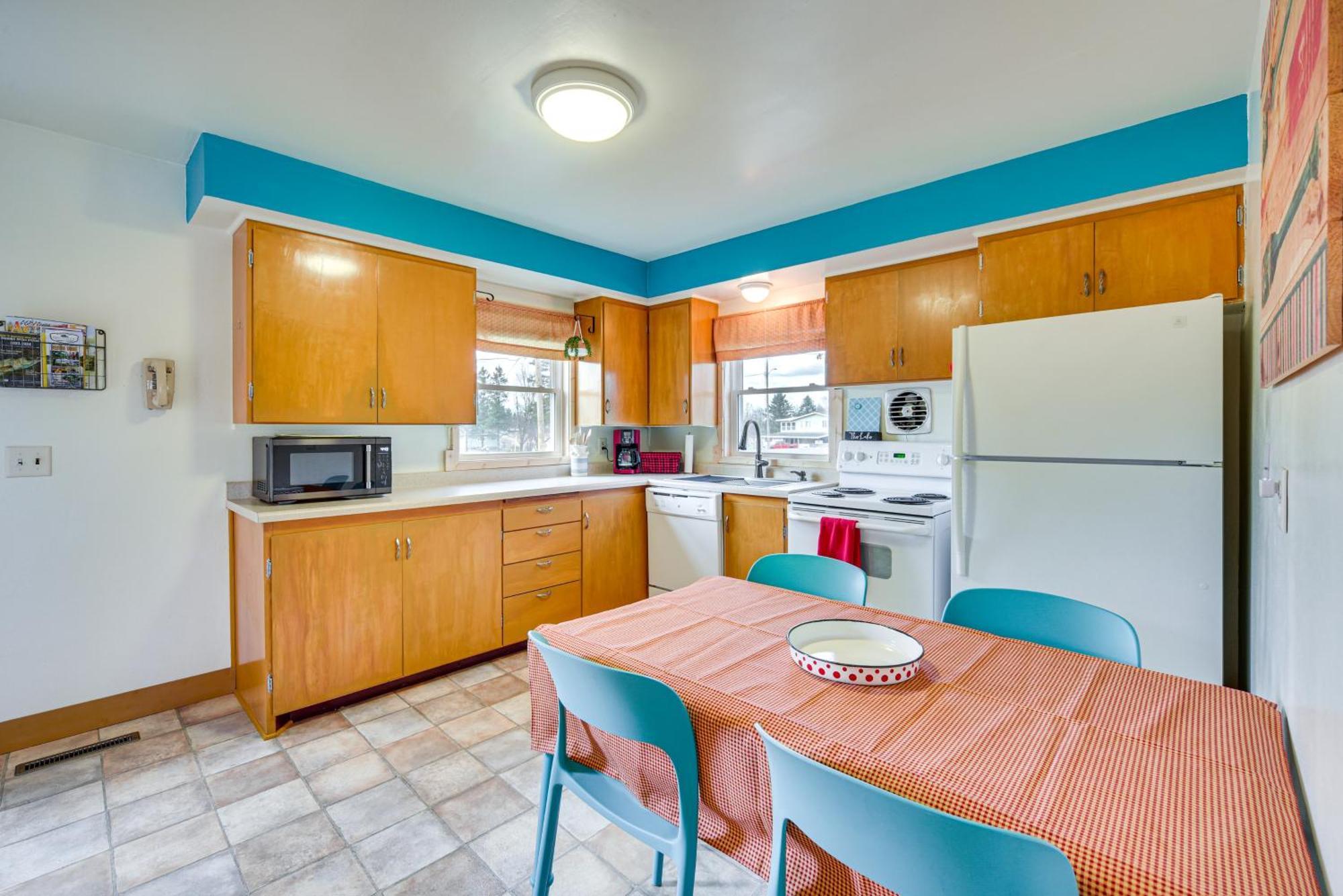 Birchwood Cottage With Red Cedar Lake Access! Екстериор снимка